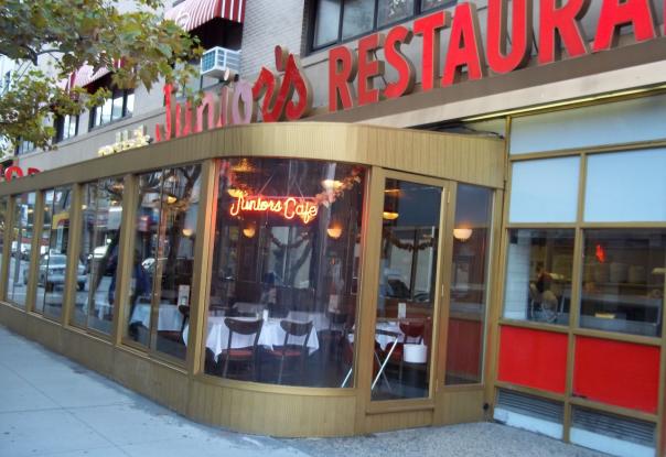 Read more about the article <!--:en-->JUNIOR’S A BROOKLYN INSTITUTION SERVES THE BEST CHEESECAKE IN NEW YORK!!!!!<!--:-->