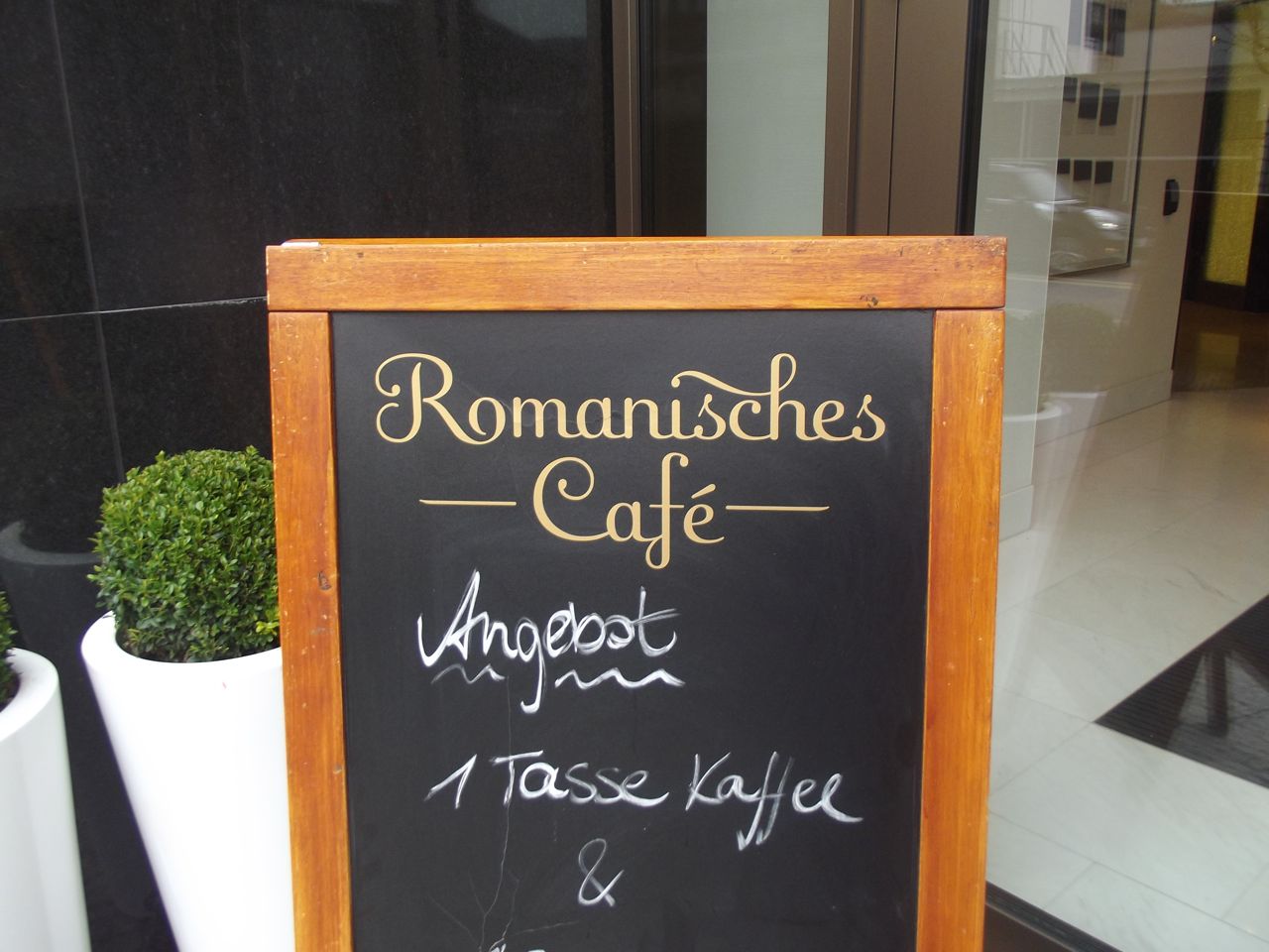 <!--:en-->Cafe and Cake at Waldorf Astoria’s “Romanisches Cafe”<!--:-->
